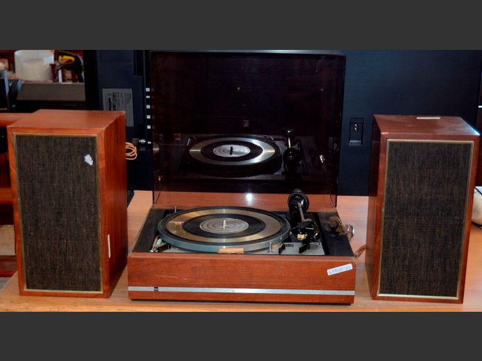 VINTAGE DUAL RECORD PLAYER WITH PAIR SPEAKERS [Untested, no plug]