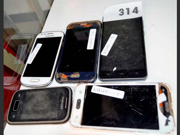 LOT OF 5: CELLPHONES [Untested, no chargers, damaged]