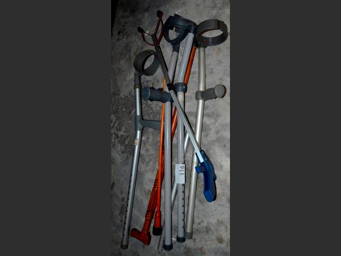 LOT: 2 x WOODEN WALKING STICKS, CRUTCHES, etc