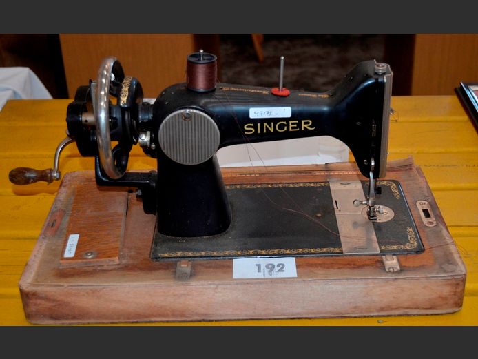 VINTAGE SINGER SEWING MACHINE [In need of restoration]