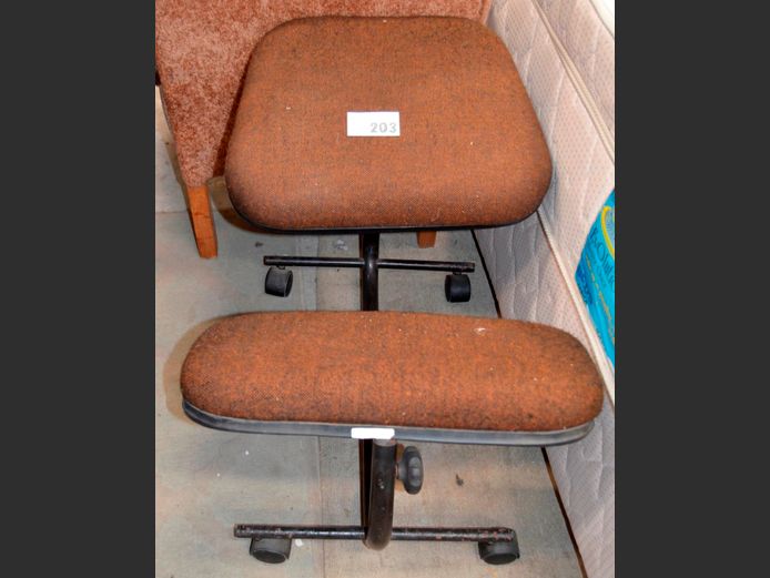 POSTURE CHAIR [Needs a clean]