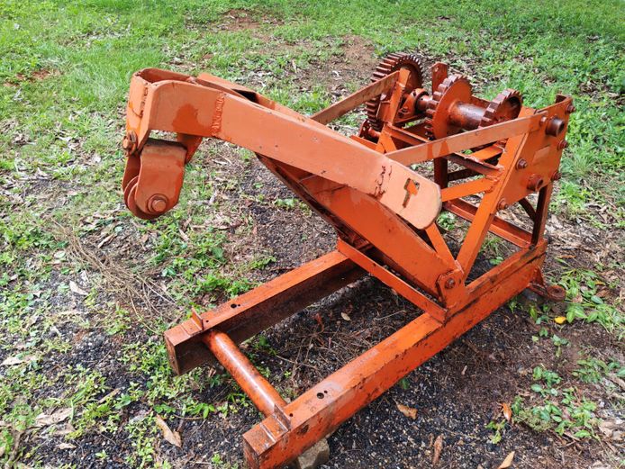 TOW IN BAKKIE WINCH FRAME