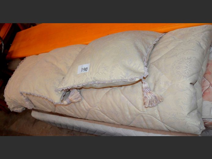CREAM & LILAC QUEEN SIZE BEDSPREAD WITH PAIR MATCHING SCATTER CUSHIONS