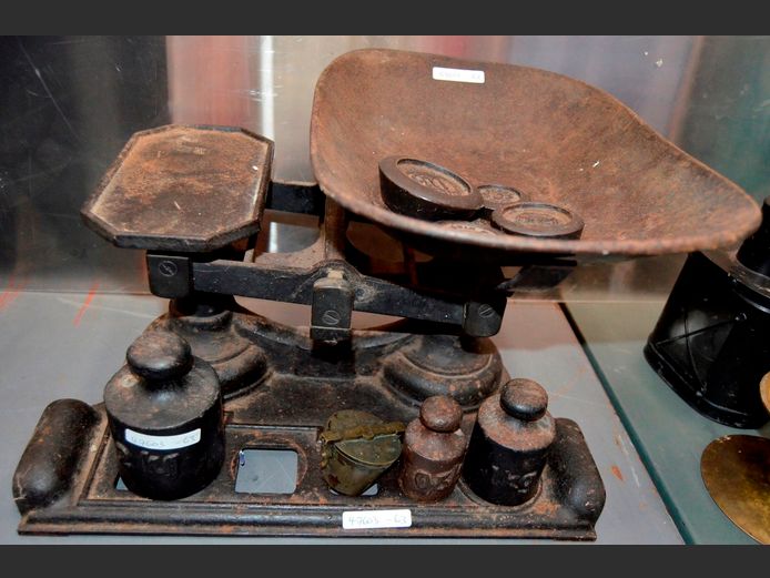 AVERY ANTIQUE CAST IRON  SCALE WITH WEIGHTS
