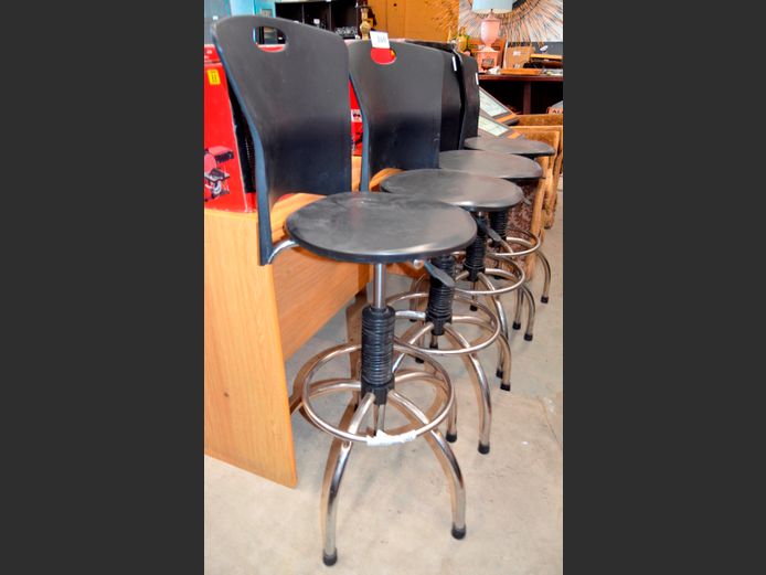 SET OF 4 CHROME & BLACK SWIVEL GAS LIFT BAR CHAIRS