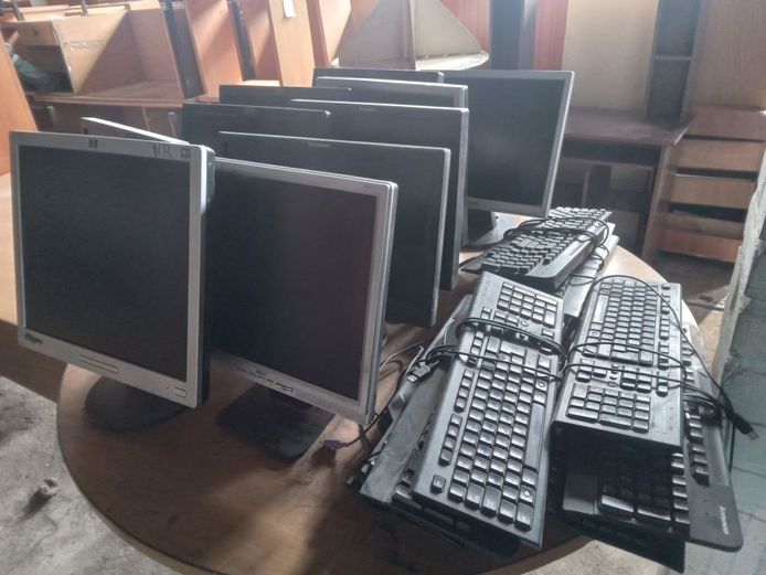 Assorted keyboards & monitors