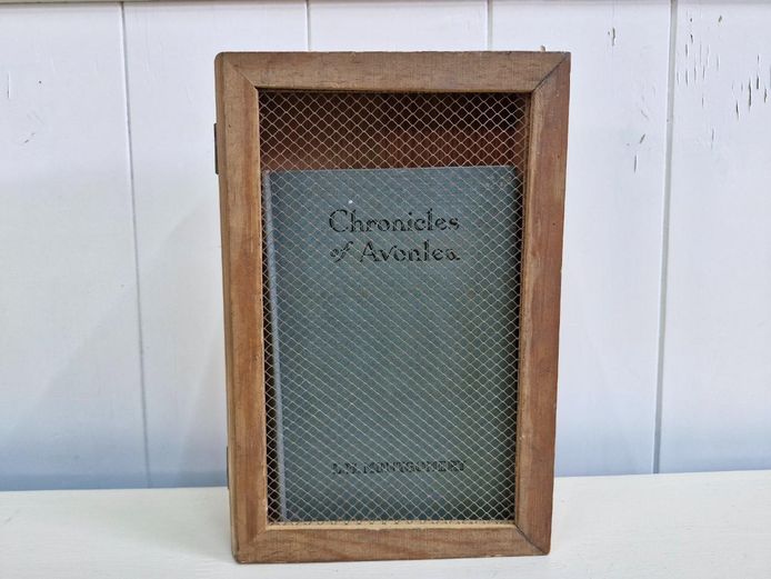 1930 Chronicles of Avonlea L.M. Montgomery Book & Wooden Display Box