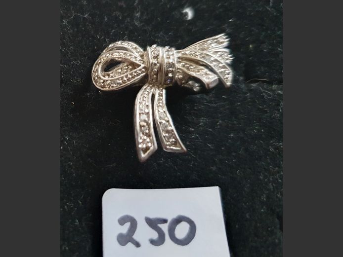 SILVER BOW DRESS RING WITH CLEAR STONES