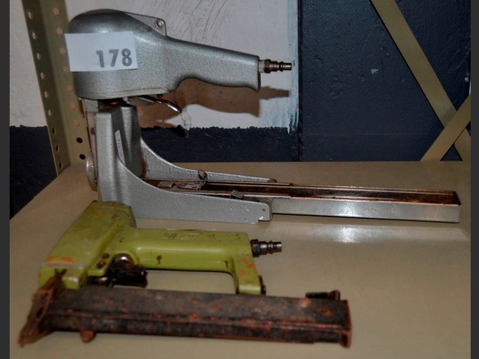LOT: PNEUMATIC NAIL GUN & STAPLE GUN