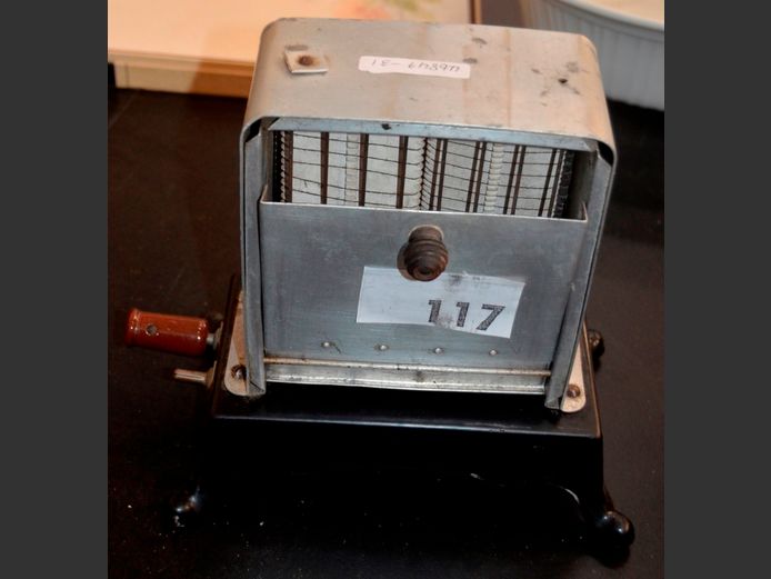 "VOLTS & WATTS" VINTAGE TOASTER, 23 x 14 x 23cm [Untested, no power cable]