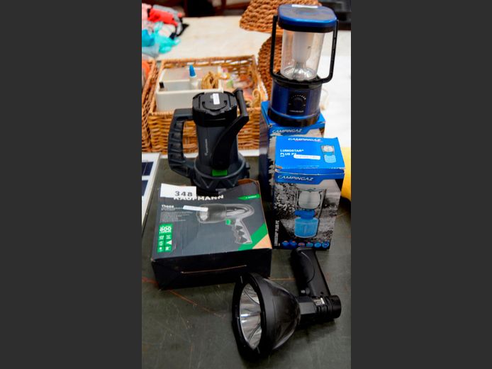 LOT: 2 x CAMPINGAZ GAS LAMPS & VARIOUS TORCHES [Untested]