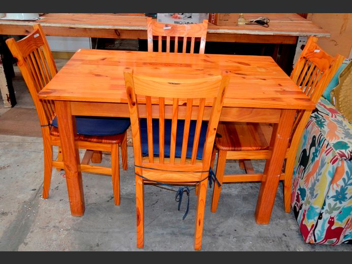 PINE DINING TABLE WITH 4 MATCHING CHAIRS, 120 x 77 x 76cm
