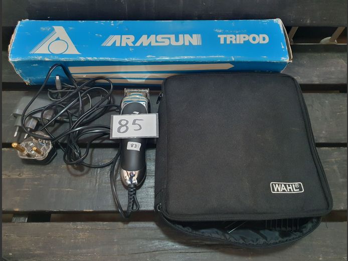 LOT: WAHL HAIRCLIPPER SET IN BAG & A CAMERA TRIPOD