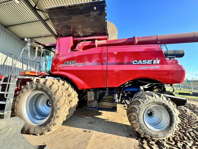 CASE IH 8250 COMBINE