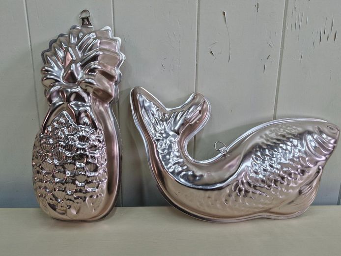 Set of 2 Copper-Toned Metal Kitchen Molds - Fish & Pineapple