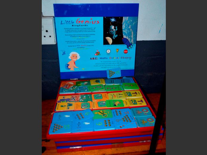 LITTLE GENIUS RING CARDS IN 4 PERSPEX CASES