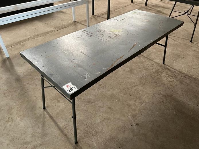 Foldable steel table