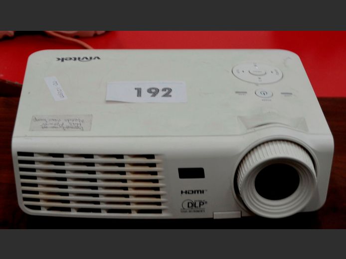 VIVITEK PROJECTOR [Switches on, needs new bulb]