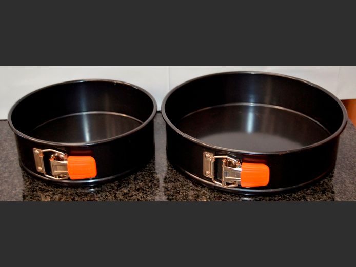 LE CREUSET SET OF 2 NON-STICK SPRING FORM CAKE TINS, 26cm Diameter & 21cm Diameter