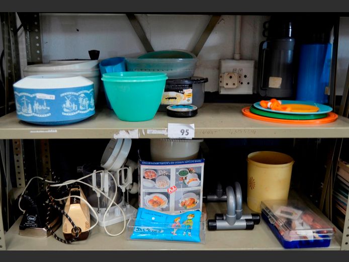 LOT ON 2 SHELVES: MOULINEX HAND MIXER, FLASKS, etc [Switches on, untested further]