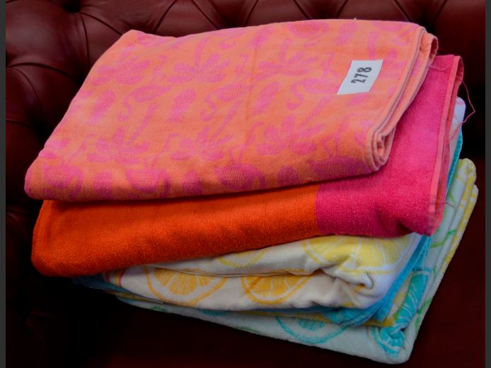 LOT: MULTI-COLOURED BEACH TOWELS