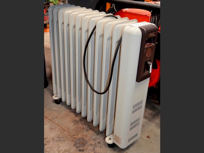 DELONGHI 11-FIN OIL HEATER [Switches on]