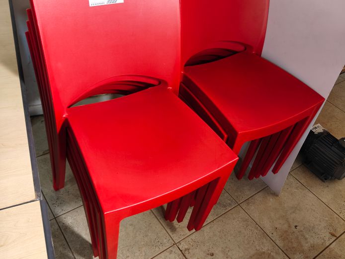 10 X RED PLASTIC CHAIRS