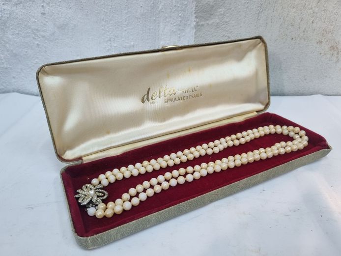 Vintage Delta "Shell" Simulated Pearl Necklace