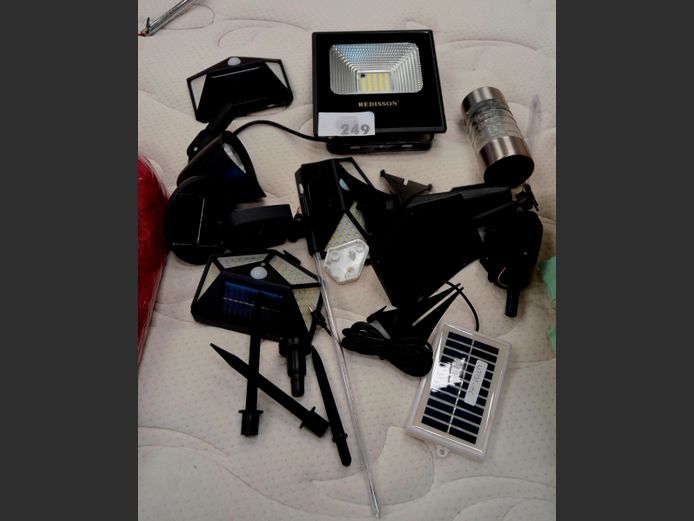 LOT: SOLAR GARDEN LIGHTS [Untested, Condition unknown]