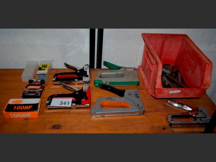 LOT: 5 x STAPLE GUNS & STAPLES