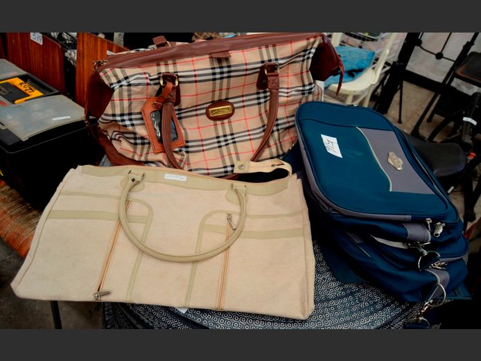 LOT: 4 x LADIES TRAVELLING BAGS