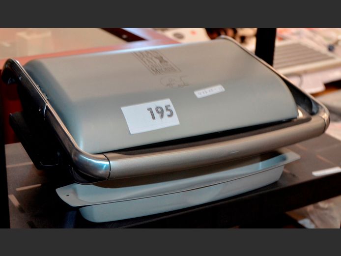 GEORGE FOREMAN LEAN MEAN GRILLING MACHINE [Switches on, untested further]