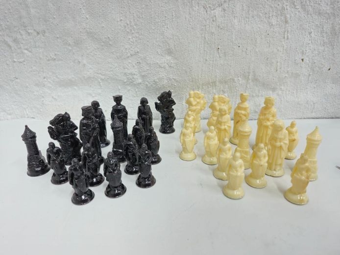 Vintage Medieval-Style Plastic Chess Piece Set (32 Pieces)