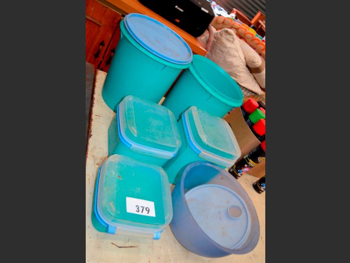 LOT: GREEN TUPPERWARE STORAGE CONTAINERS [Need a good clean]
