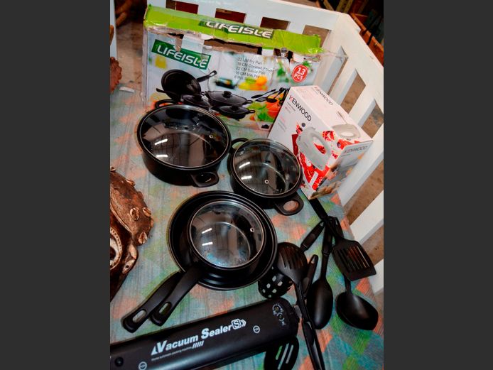 KENWOOD HAND MIXER, 7-PIECE POT SET & A VACUUM SEALER [Untested]