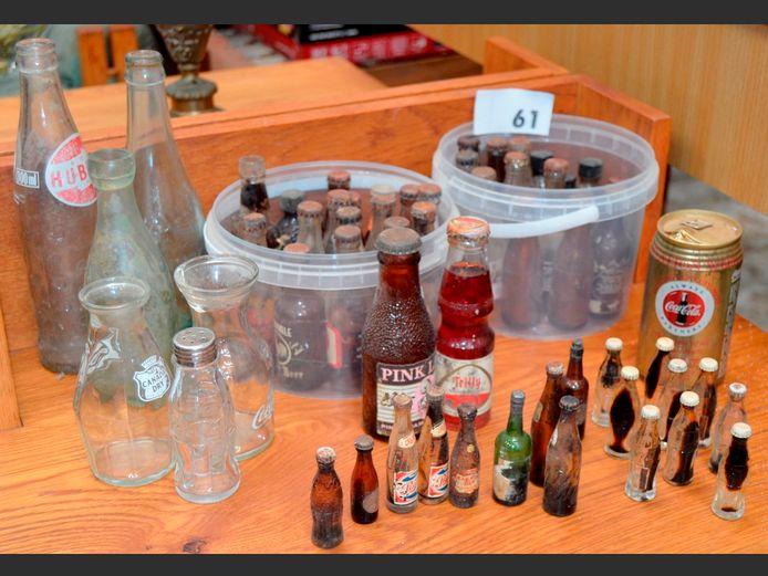 COLLECTION VINTAGE MINIATURE BOTTLES: COKE, HOLLYWOOD CRUSH, SPARLETTA, etc