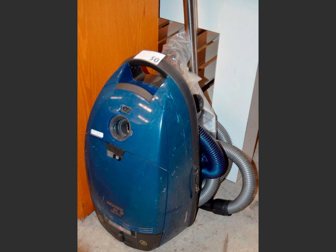 MIELE VACUUM CLEANER WITH PIPE [Switches on, Untested further]