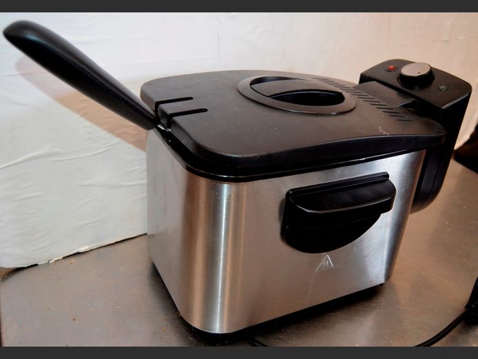 PLATINUM 3 LITRE DEEP FRYER [Switches on, untested further]