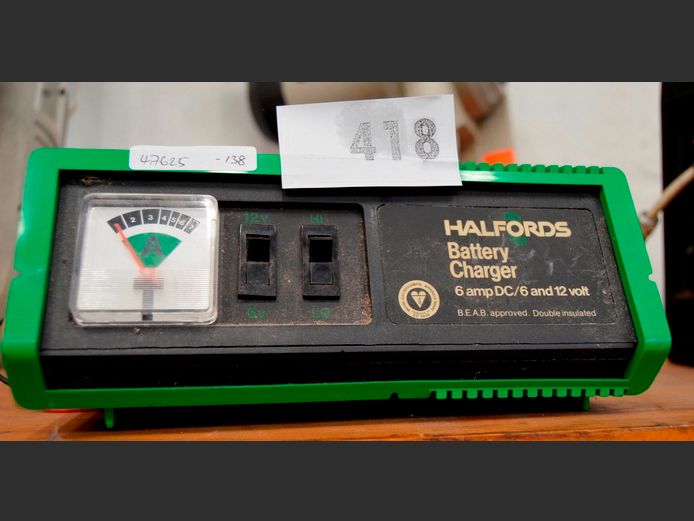 HALFORDS 6V & 12V BATTERY CHARGER [Switches on, untested further]