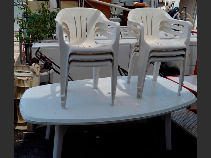 WHITE PLASTIC PATIO TABLE WITH 6 MATCHING CHAIRS, 190 x 100 x 70cm