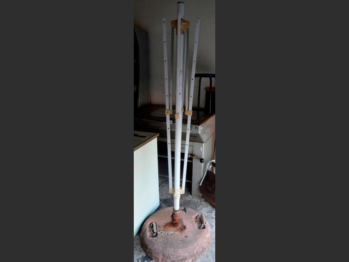 ROTATING WASHING LINE [Needs line] IN UMBRELLA STAND