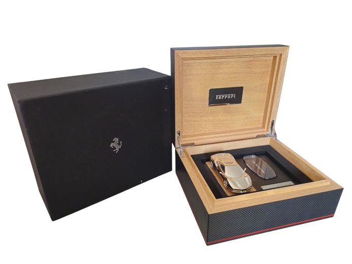 Official Ferrari 488 GTB VIP Key Presentation Box & Silver Model