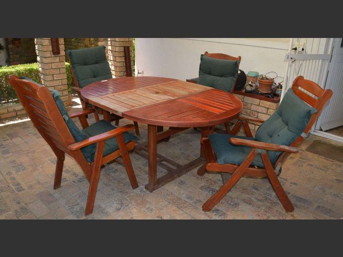 FECHTER'S TEAK OVAL PATIO TABLE WITH 4 ARMCHAIRS & CUSHIONS, 167 x 118cm [Needs sanding & varnish]