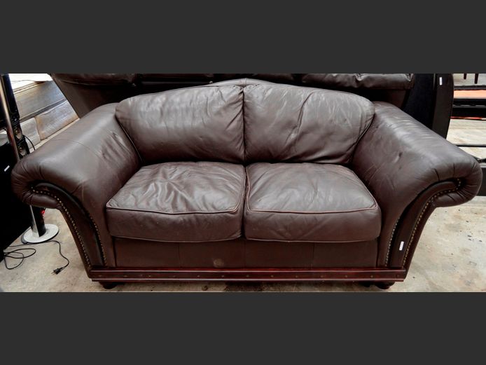 BROWN LEATHER 2-SEATER COUCH WITH STUDDED DETAIL