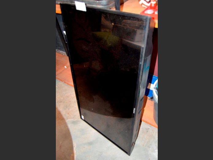 SINOTEC 43" L.E.D TV [Dead, screen cracked] ### LICENCE PLEASE ###