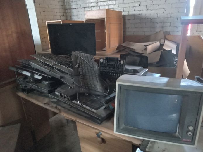 Assorted monitors & keyboards