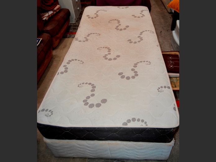 CREAM EXTRA LENGTH SINGLE BED BASE & MATTRESS [Mattress sunken]
