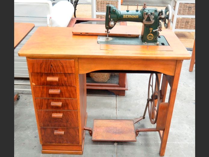 BERNINA MANUAL SEWING MACHINE IN CABINET, 93 x 47 x 76cm [Condition unknown]
