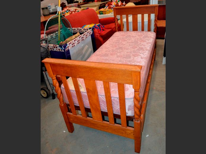 OAK DIVAN WITH BARLEY TWIST HEAD- & FOOTBOARD & EXTRA LENGTH RESTONIC MATTRESS