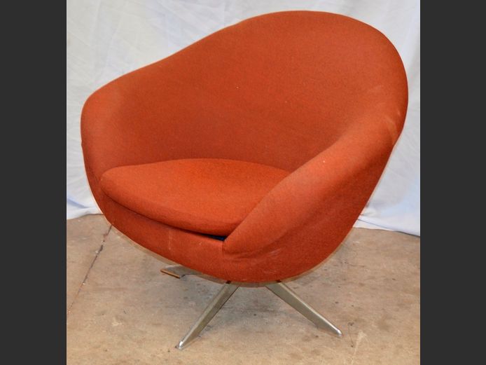 MID CENTURY MODERN BROWN UPHOLSTERED SWIVEL CHAIR